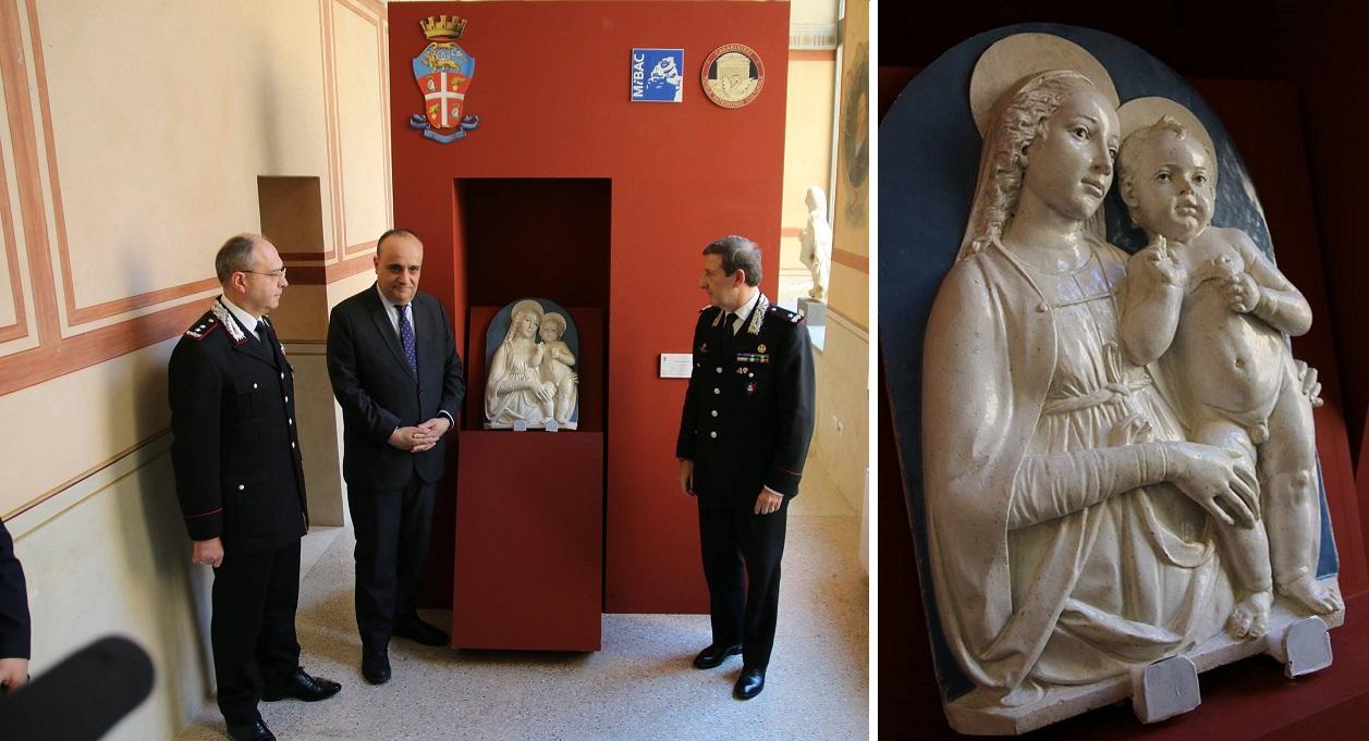 A destra il ministro dei Beni culturali Alberto Bonisoli con (a destra) il tenente colonnello Nicola Candido. A destra la Madonna dell'Uccellino, recuperata dai carabinieri dopo 48 anni (foto dal profilo Facebook del ministro Bonisoli)