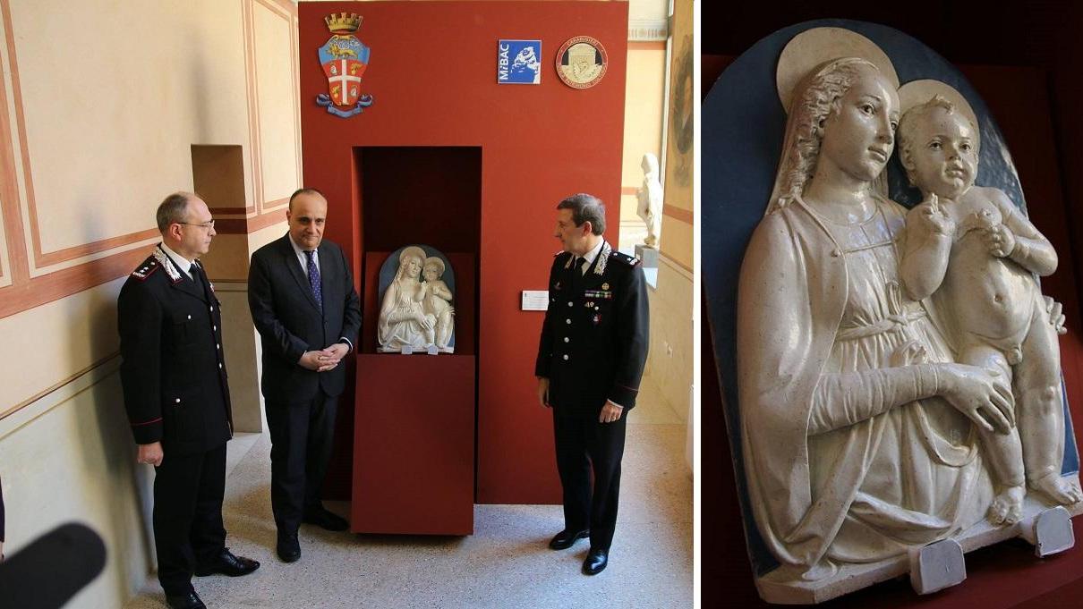 A destra il ministro dei Beni culturali Alberto Bonisoli con (a destra) il tenente colonnello Nicola Candido. A destra la Madonna dell'Uccellino, recuperata dai carabinieri dopo 48 anni (foto dal profilo Facebook del ministro Bonisoli)