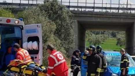 Auto contro camion si ribalta 81enne ferita
