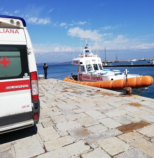 Barca a vela in avaria Passeggera ha un malore