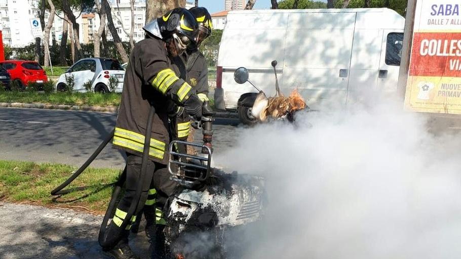 Vespa a fuoco: rogo domato