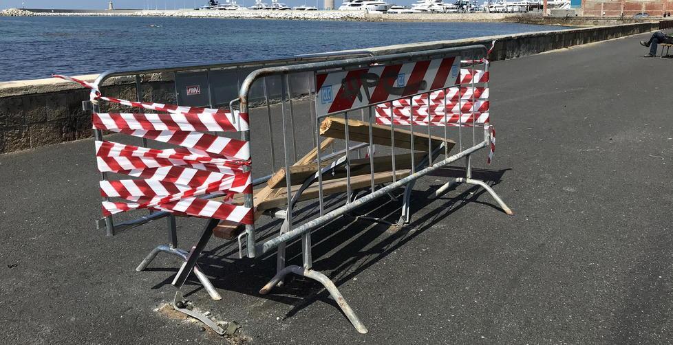 In auto distrugge la panchina