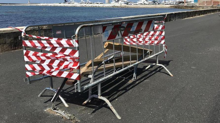 In auto distrugge la panchina