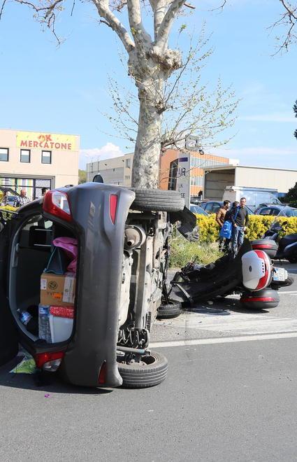 Si ribalta in auto: due feriti