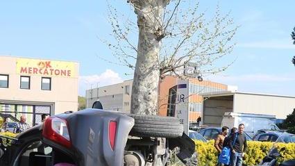 Si ribalta in auto: due feriti