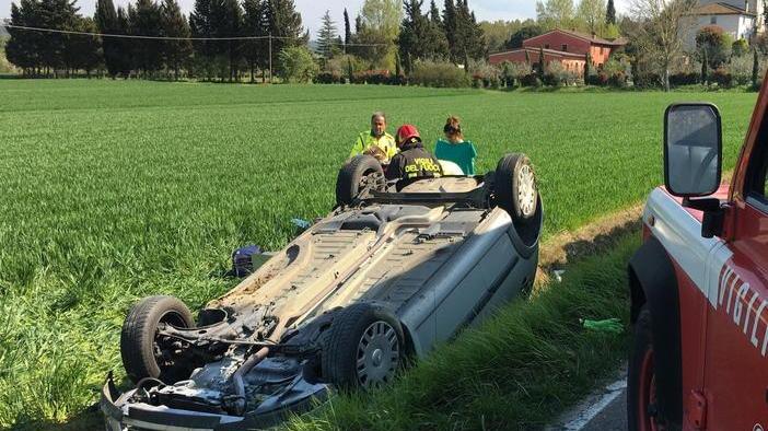 Resta prigioniera dell’auto che si ribalta nel campo