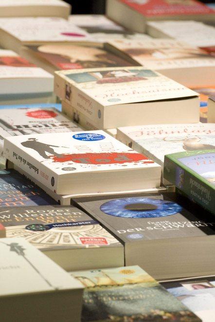 Comprare libri scartati per aiutare la Biblioteca Oggi parte l’iniziativa 
