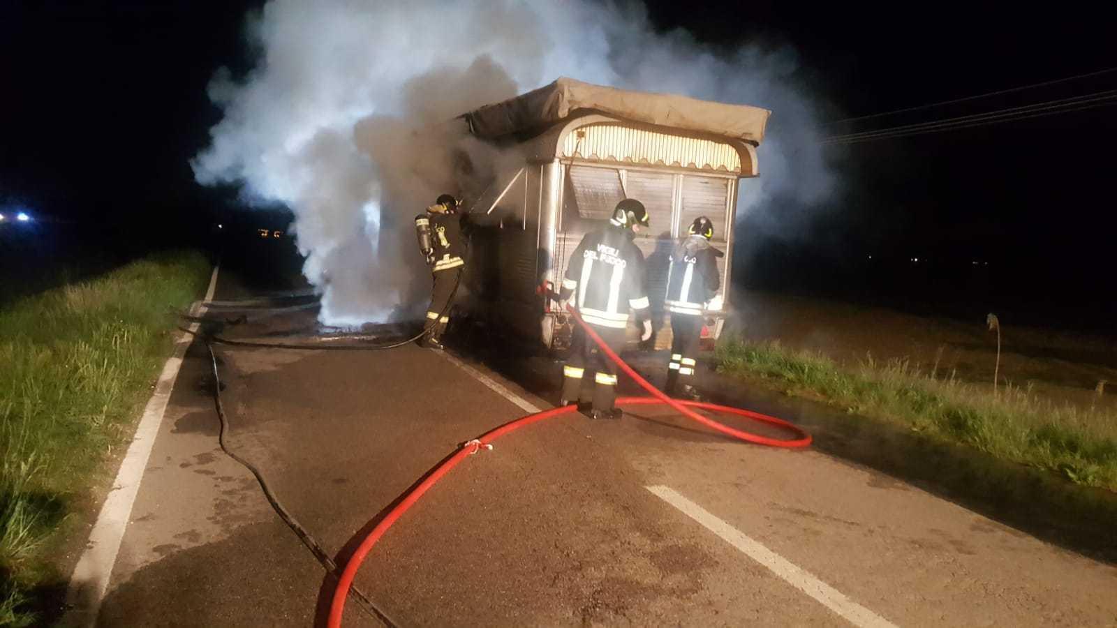 Caravan a fuoco nella notte 