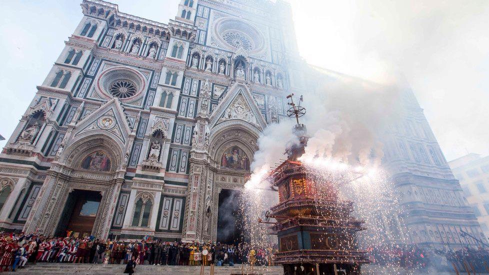 Lo scoppio del carro in piazza del Duomo a Firenze, un rito popolare antico e spettacolare che si celebra nella mattina di Pasqua (foto Massimo Sestini)
