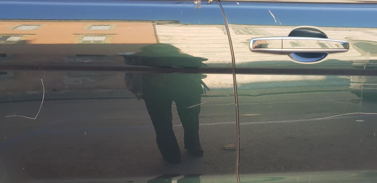 L'auto vandalizzata (foto da Facebook)
