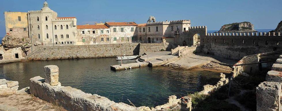 Una veduta del porto di Pianosa con le strutture che lo circondano (foto Giò Di Stefano)