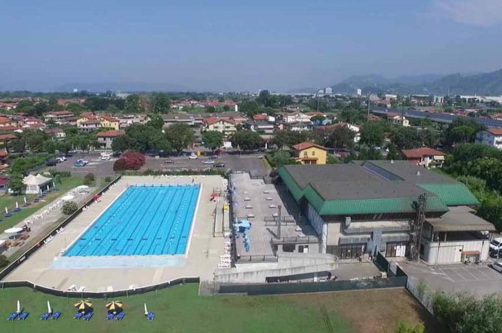 Le due vasche sono ko, la piscina di Massa fa acqua. Prorogata la gestione, in attesa dei lavori 