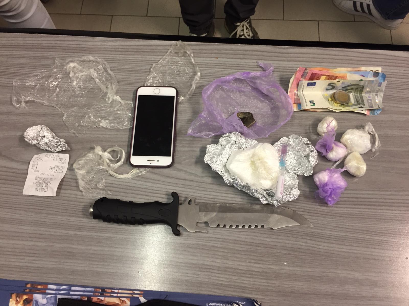 Le dosi e altri oggetti sequestrati alla persona arrestata