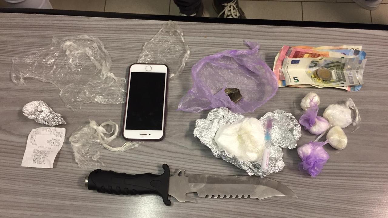 Le dosi e altri oggetti sequestrati alla persona arrestata