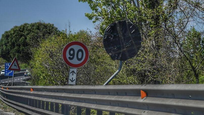 Uno dei cartelli di divieto dislocati lungo la superstrada Firenze-Pisa-Livorno e che indicano una riduzione della velocità per gli automobilisti (Foto Franco Silvi)