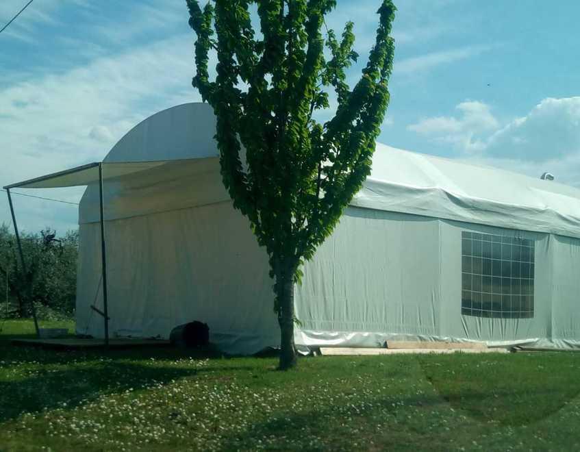 La tensostruttura a Montecalvoli dove viene celebrata la messa “incriminata” dalla diocesi