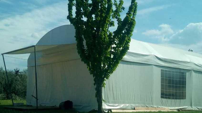 La tensostruttura a Montecalvoli dove viene celebrata la messa “incriminata” dalla diocesi