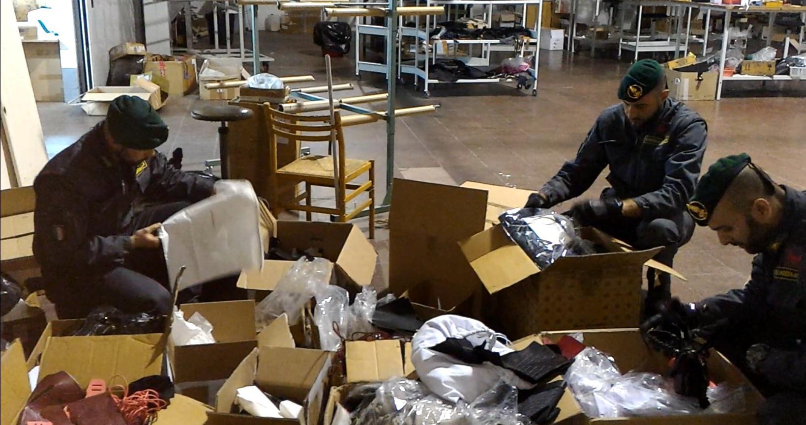 I controlli della guardia di finanza nell'azienda ispezionata