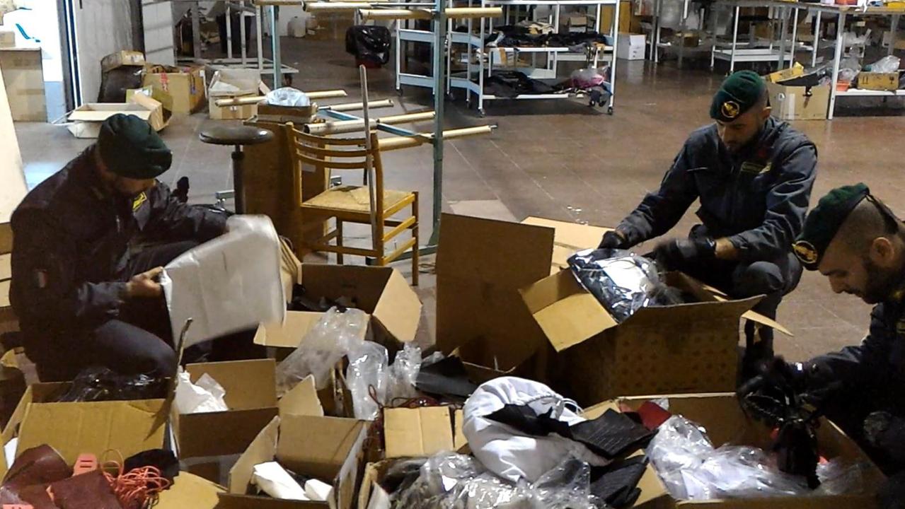 I controlli della guardia di finanza nell'azienda ispezionata
