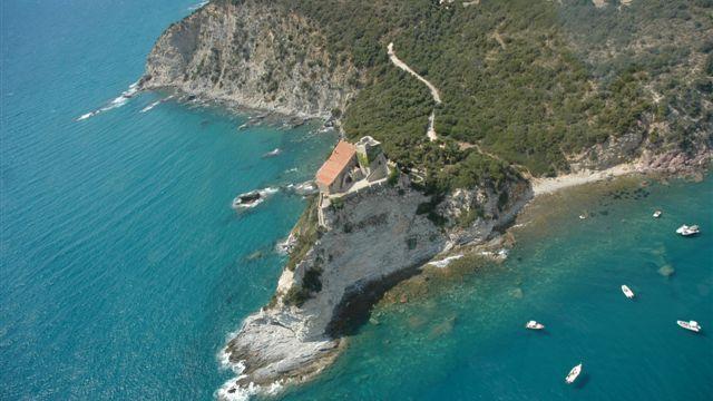 Castiglione della Pescaia, una delle immagini simbolo della Perla della Maremma: il castello visto dall'alto
