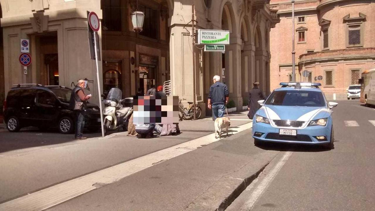 La donna soccorsa da polizia e volontari