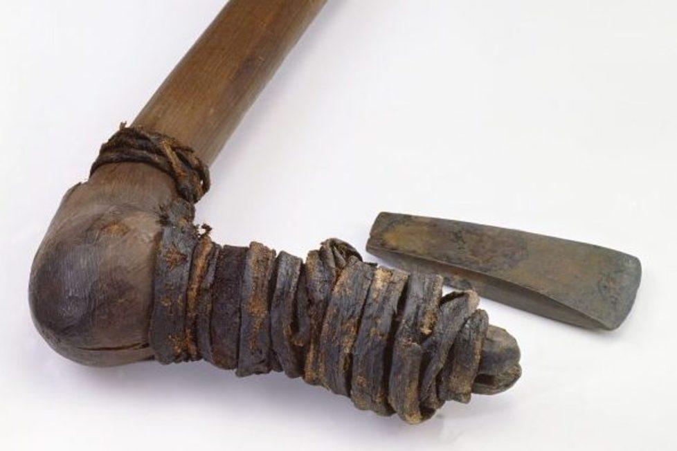 L'antica ascia dell'uomo di Similau trovata al confine tra l'Italia e l'Austria