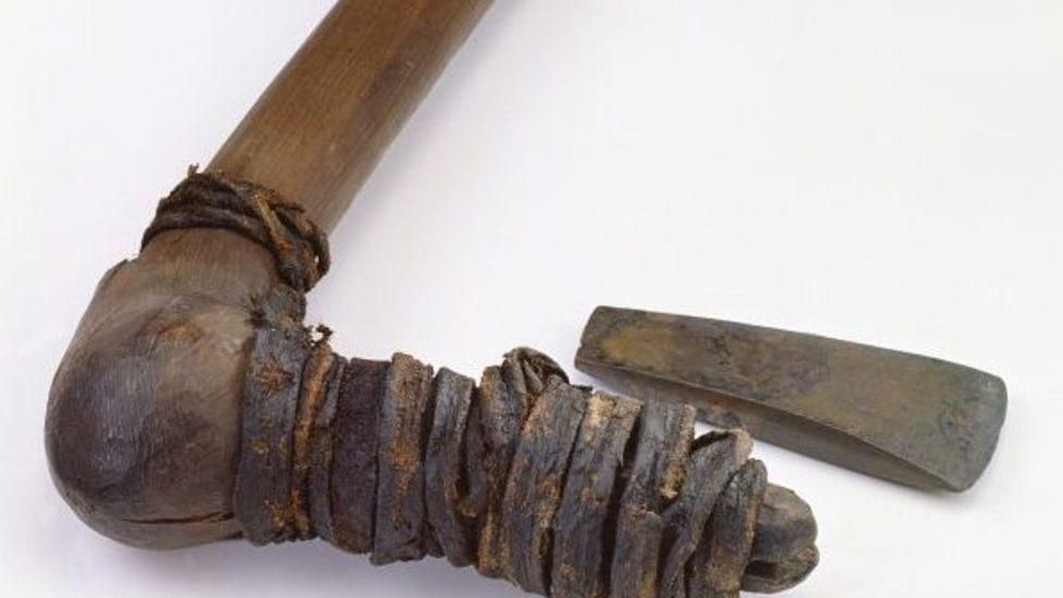L'antica ascia dell'uomo di Similau trovata al confine tra l'Italia e l'Austria