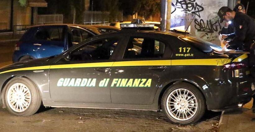 Una pattuglia della Finanza (foto archivio)