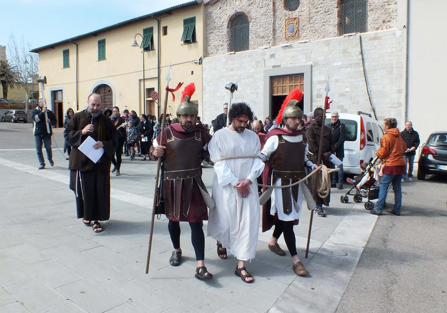 Rappresentazione in costume della Via Crucis  dalla chiesa della Misericordia (foto Paolo Barlettani)