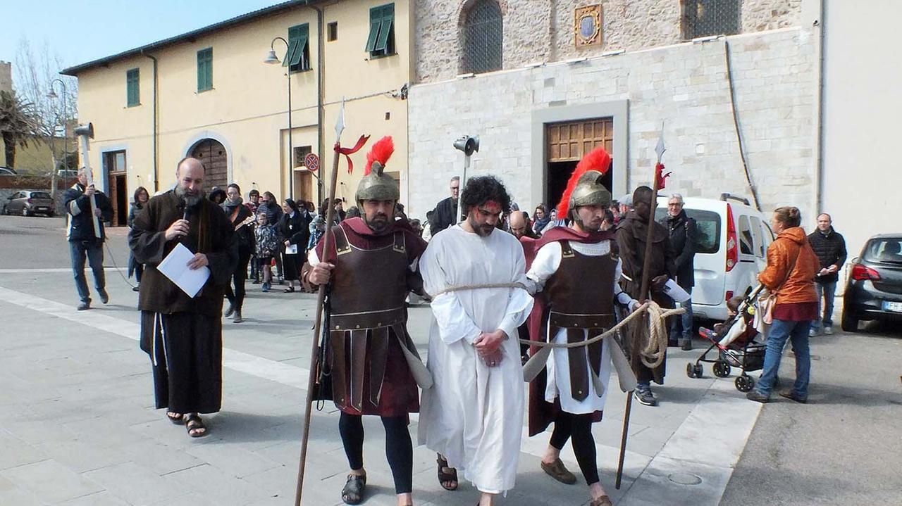 Rappresentazione in costume della Via Crucis dalla chiesa della Misericordia (foto Paolo Barlettani)