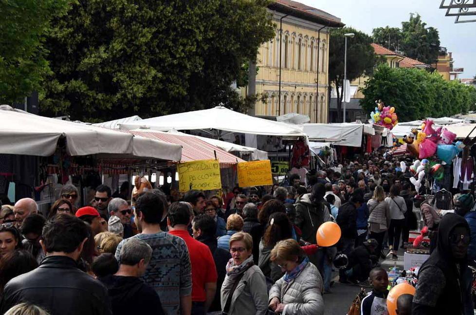 Fiera di San Marco “rivoluzionata”, Avenza protesta per i banchi eliminati 