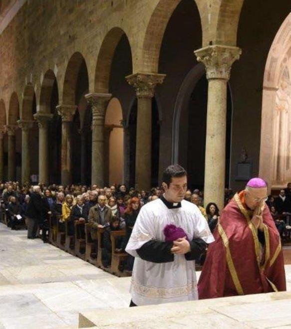 Lodi e recite mattutine Alle 20,30 la processione