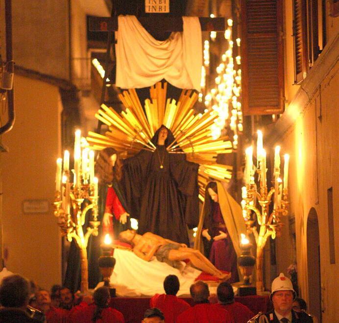 Una magia da centomila lumini accesi Stasera la processione del Gesù Morto
