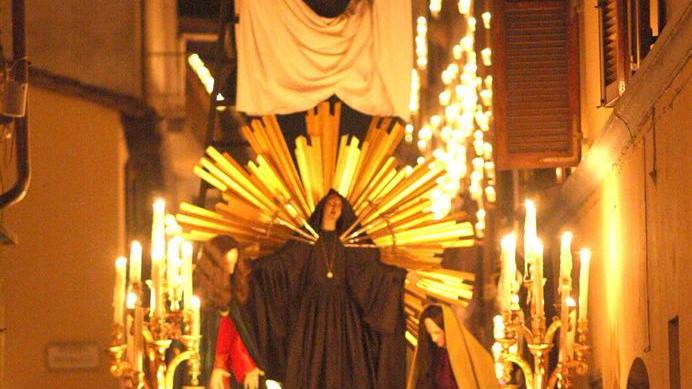 Una magia da centomila lumini accesi Stasera la processione del Gesù Morto