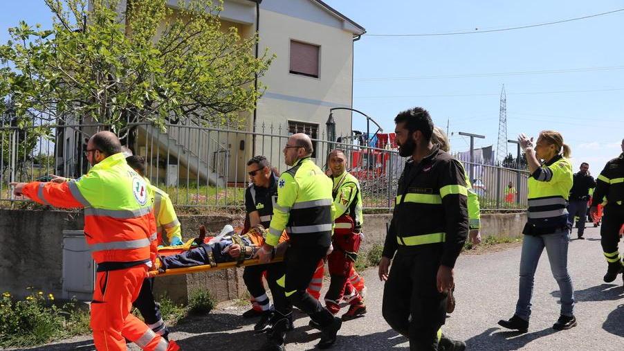 Rimane incastrato sotto la motozappa: «Mauro supererà tutto»