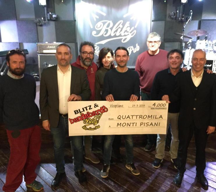 Assegno di quattromila euro per gli sfollati con la serata della Bandabardò al “Blitz” 