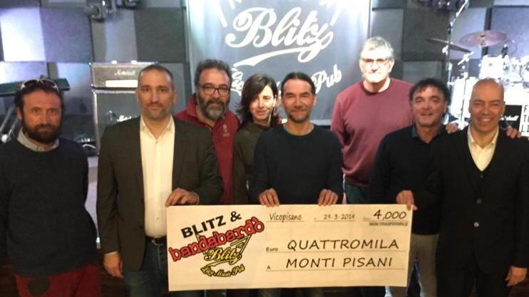 Assegno di quattromila euro per gli sfollati con la serata della Bandabardò al “Blitz”