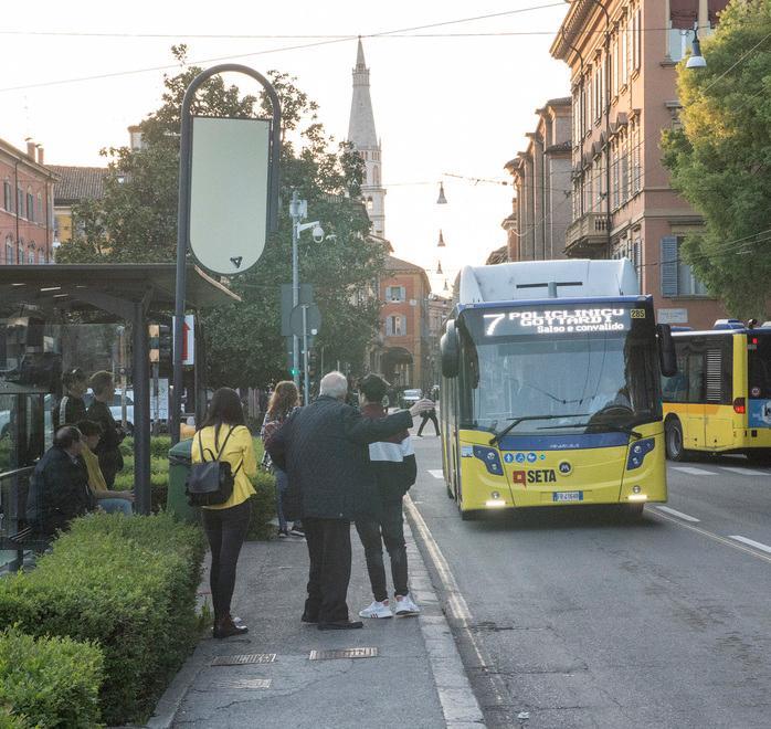 Lite per salire sull’autobus: giovane accoltellato tra la gente 