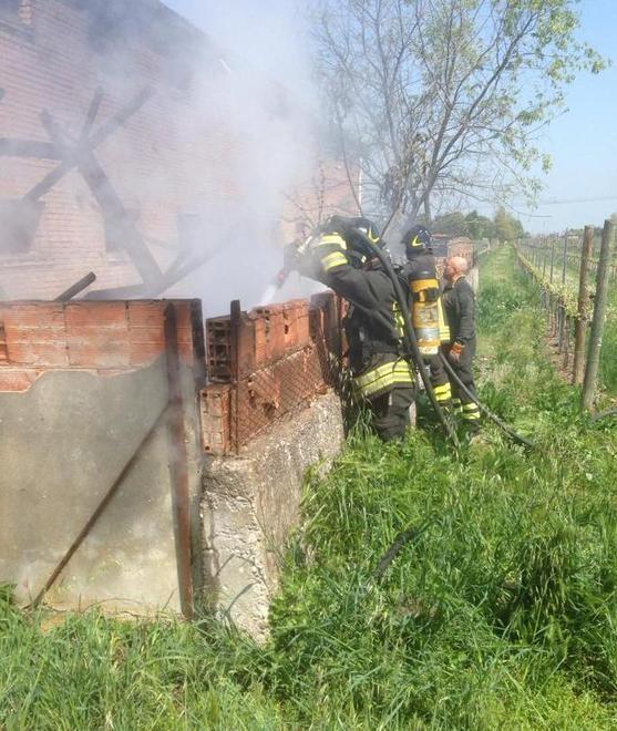 Brucia casa abbandonata Intervento dei pompieri