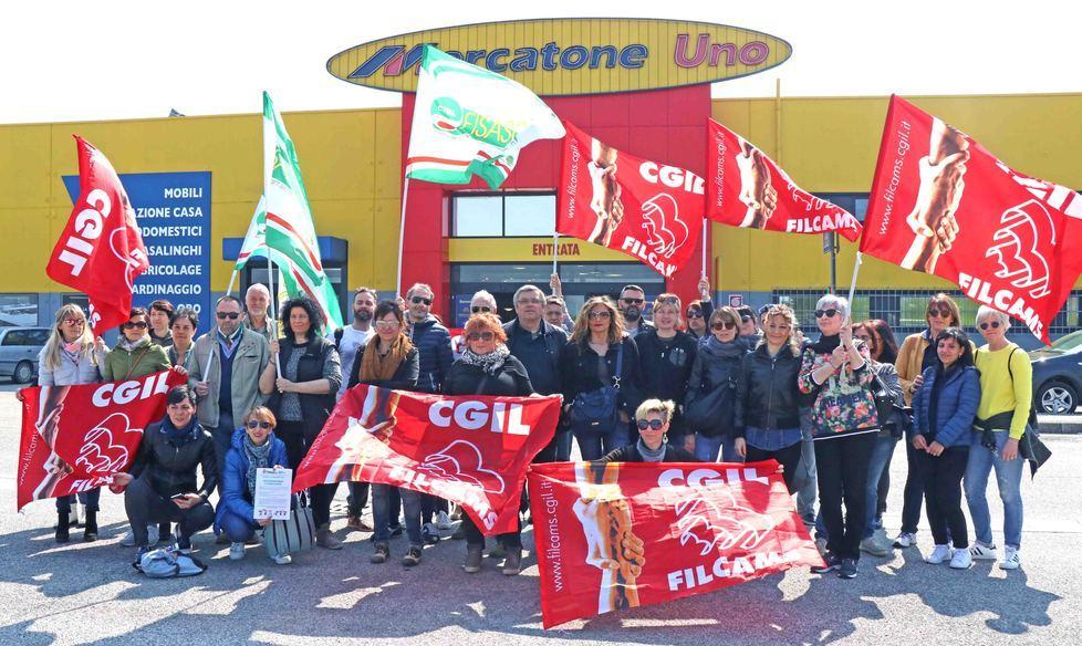 Ore di lavoro all’osso e un buco di 14 milioni L’agonia del Mercatone