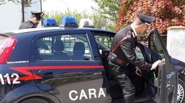 Bimba cade da tre metri mentre gioca col fratellino