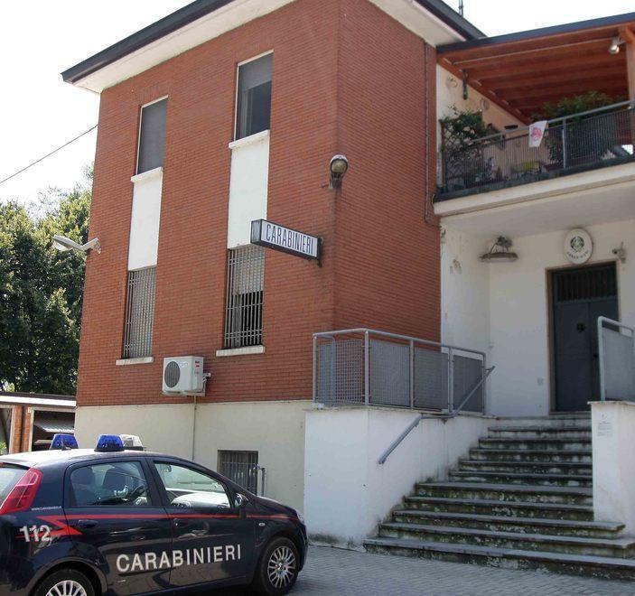 Trova un portafogli pieno e lo consegna ai carabinieri 