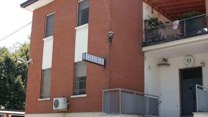 Trova un portafogli pieno e lo consegna ai carabinieri