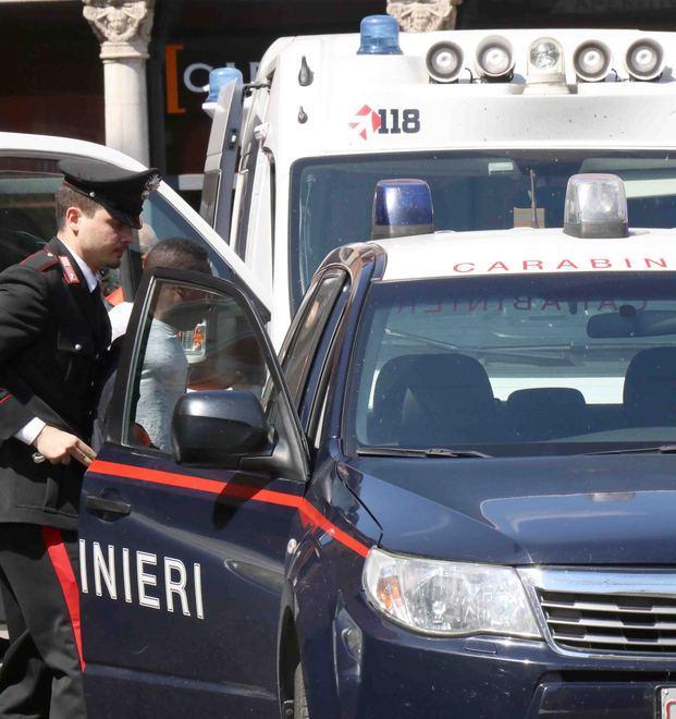 Prende a sassi le auto e spintona i carabinieri: bloccato con lo spray 