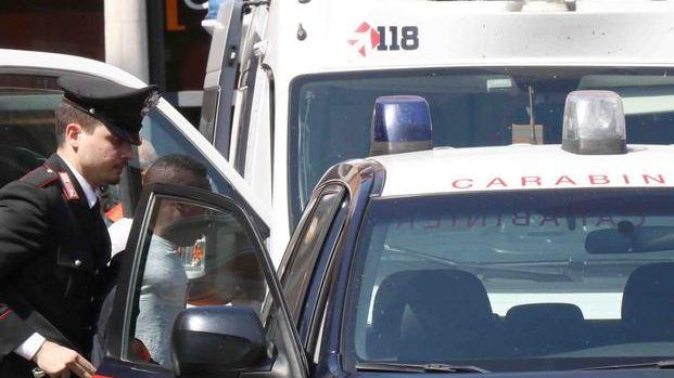 Prende a sassi le auto e spintona i carabinieri: bloccato con lo spray
