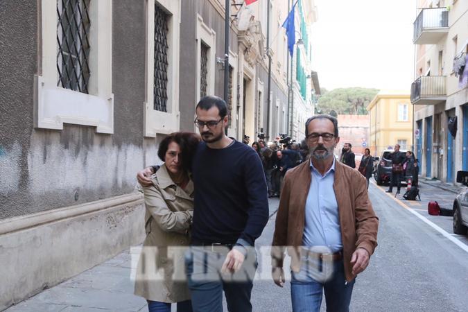 Fausta Bonino lascia il tribunale dopo la sentenza con uno dei suoi figli e il marito