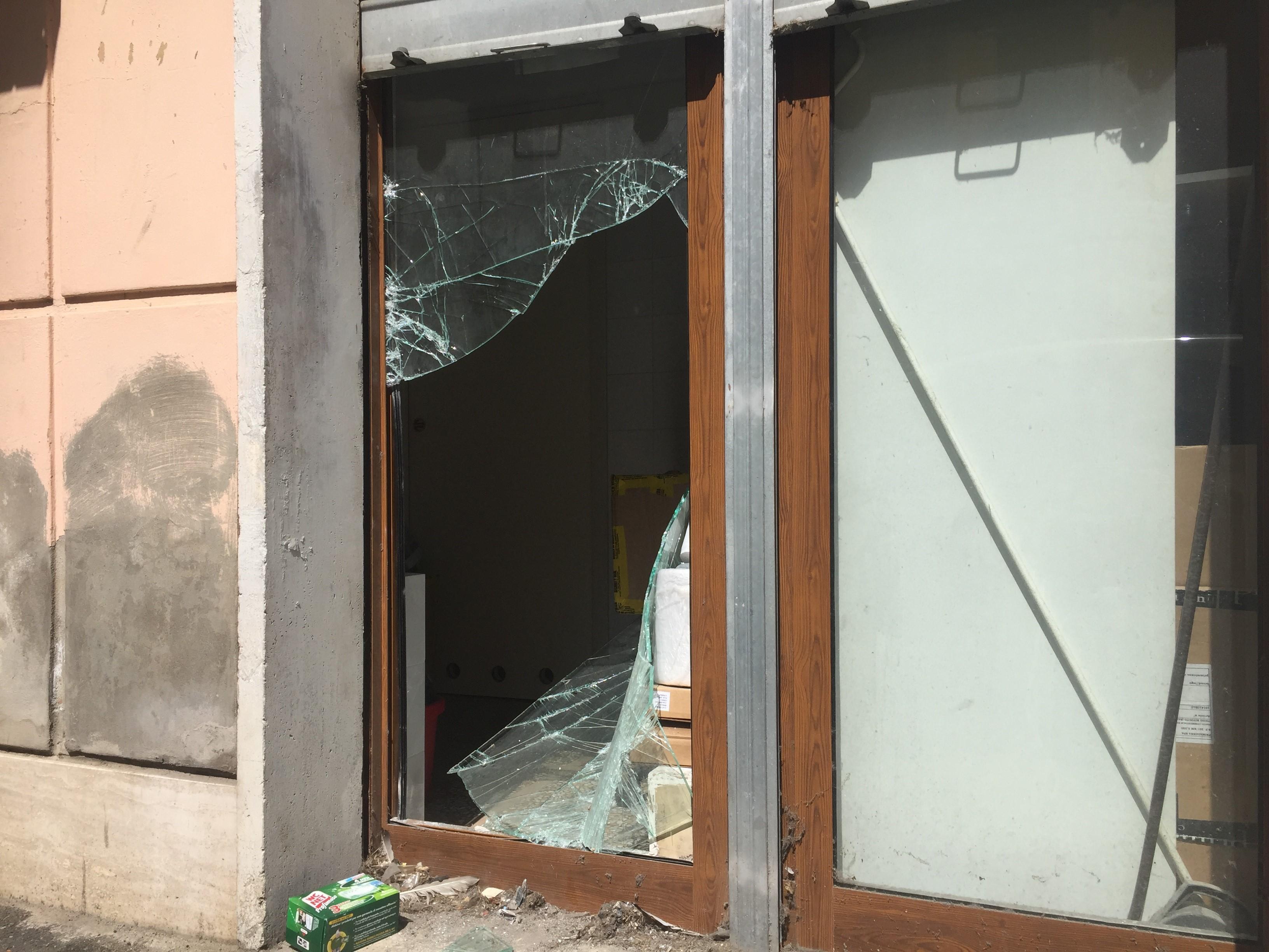 La vetrata spaccata da GameStop, quella sul retro in via dei Cavalieri