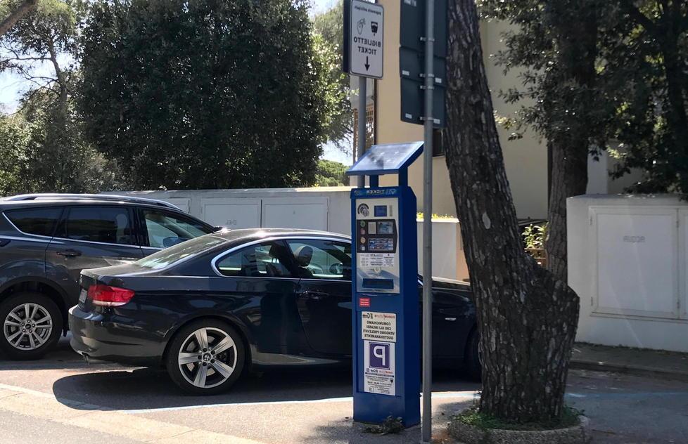 Uno dei parcometri in via Fellini