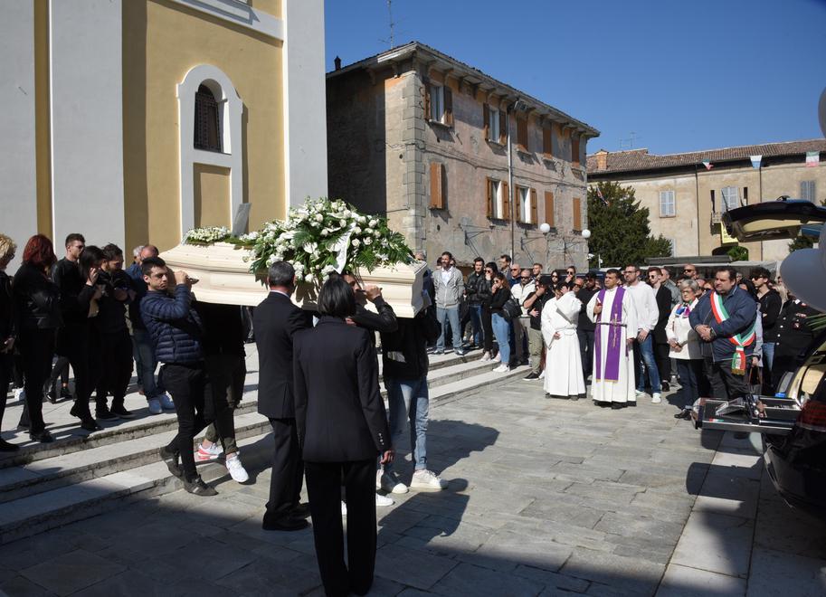 La bara di Liborio Vetrano, portata a spalla dagli amici