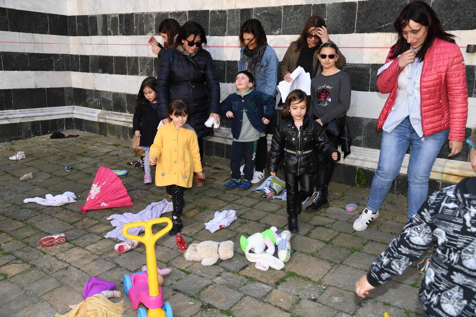 i giochi dei bambini gettati a terra dalle mamme per protesta a Volterra (Foto Franco Silvi)